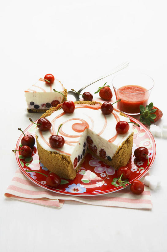 点心,奶酪,无人,竖图,俯视,室内,特写,白天,白色背景,下午茶,桌面,桌子,浆果,蓝莓,樱桃,水果,玻璃,切开,阴影,新鲜,反射,木制,布料,影子,调料,酱料,酱汁,茄汁,生食,佐料,干酪,起司,食品,果实,调味品,芝士,营养,调味料,布纹,番茄酱,酱,玻璃制品,桌布,食物,糕点,餐巾,木制品,容器,台布,碗,切,乳酪,摄影,有机食品,绿色食品,影棚,储藏,乳制品,储存,发酵,剖面,切面,樱珠,莺桃,英桃,楔桃,山都柿,牛桃,蓝浆果,蓝靛果,荆桃,彩图,高角度拍摄,影棚拍摄,拍摄,贮存,蛋糕