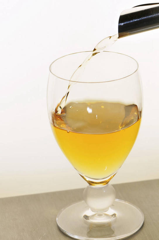 红酒,葡萄酒,无人,竖图,俯视,室内,特写,白天,白色背景,餐桌,桌子,杯子,阴影,反射,高脚杯,影子,红酒杯,白葡萄酒,酒类,一杯,红酒瓶,玻璃制品,酒,酒瓶,饮料,玻璃瓶,酒杯,瓶子,摄影,影棚,餐台,葡萄酒杯,葡萄酒瓶,玻璃杯,彩图,高角度拍摄,影棚拍摄,拍摄