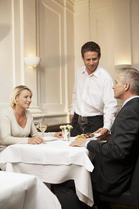 西方人,中年人,三个人,家庭,夫妻,服务员,餐厅,站,坐,笑,微笑,露齿笑,竖图,室内,白天,正面,西装,爱情,餐桌,桌子,照明,欧洲,欧洲人,阴影,套装,服装,正装,反射,壁灯,布料,影子,陶瓷,墙,灯光,陶瓷制品,浪漫,布纹,注视,休闲装,职业装,墙壁,墙面,灯,桌布,衣服,白色,餐巾,容器,灯具,台布,碗,观察,看,站着,休闲,温暖,温馨,一家人,休闲服,恩爱,恋人,服饰,餐台,观看,储藏,照亮,和睦,察看,照明设备,储存,关注,男人,男性,女人,女性,中年男性,中年女性,白种人,夫妇,情侣,服务生,侍者,站立,坐着,半身,彩图,餐馆,饭店,饭馆,伴侣,融洽,贮存