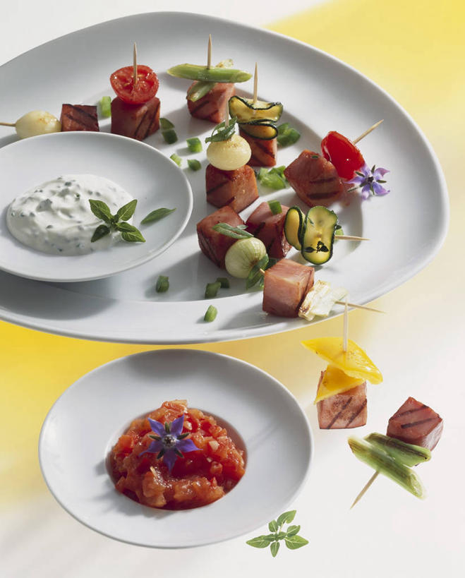 牛奶,无人,竖图,俯视,室内,特写,白天,烹饪,西餐,桌面,桌子,樱桃,蔬菜,餐具,叶子,阴影,朦胧,模糊,新鲜,反射,木制,碟子,盘,影子,陶瓷,肉,料理,食品,绿叶,陶瓷制品,饮品,营养,酸奶,猪肉,菜肴,美食,肉类,食物,饮料,盘子,木制品,容器,碟,碗,嫩叶,西式,佳肴,有机食品,绿色食品,储藏,乳制品,奶,储存,发酵,肉食,豚肉,优格,优酪乳,叶,叶片,樱珠,莺桃,英桃,楔桃,牛桃,荆桃,彩图,高角度拍摄,贮存