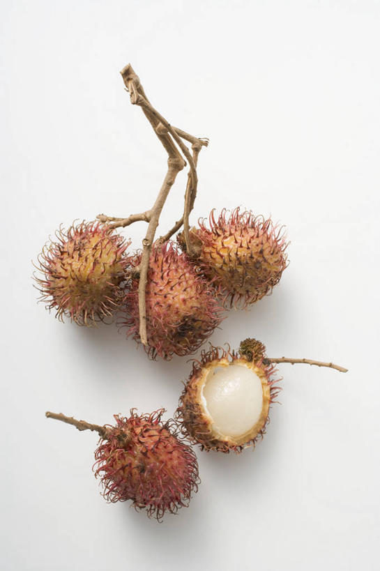 无人,竖图,俯视,室内,特写,白天,白色背景,桌面,桌子,水果,五个,许多,阴影,新鲜,反射,木制,影子,生食,食品,果实,食物,木制品,剥开,摄影,有机食品,绿色食品,影棚,红毛丹,韶子,毛龙眼,毛荔枝,彩图,高角度拍摄,影棚拍摄,拍摄