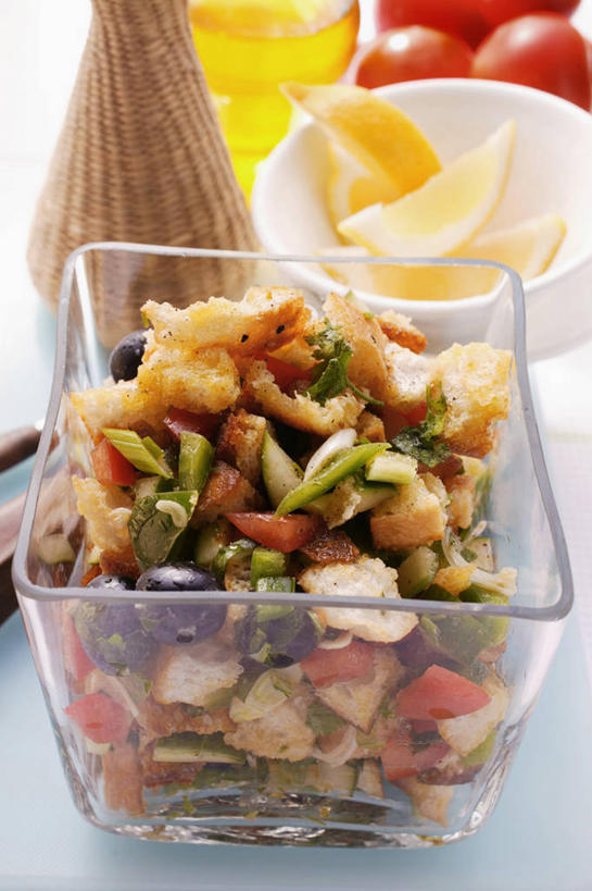 点心,面包,无人,竖图,俯视,室内,特写,白天,白色背景,桌面,桌子,蔬菜,西红柿,小番茄,玻璃,阴影,新鲜,反射,木制,影子,陶瓷,生食,蔬菜沙拉,沙拉,食品,面点,陶瓷制品,色拉,沙律,玻璃制品,食物,糕点,木制品,容器,碗,摄影,有机食品,绿色食品,影棚,色拉酱,储藏,储存,千岛酱,小西红柿,樱桃小番茄,珍珠小番茄,樱桃番茄,圣女果,番茄,彩图,高角度拍摄,影棚拍摄,拍摄,贮存