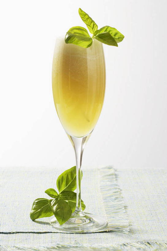 果汁,无人,竖图,室内,特写,白天,白色背景,正面,植物,桌面,桌子,杯子,水果,叶子,阴影,新鲜,反射,木制,高脚杯,影子,生食,香料,食品,果实,绿叶,甜瓜,草药,饮品,一杯,中药,玻璃制品,食物,饮料,酒杯,木制品,香草,嫩叶,摄影,有机食品,绿色食品,影棚,罗勒,可口,紫苏,药材,中草药,甘瓜,香槟杯,白兰瓜,九层塔,圣约瑟夫草,甜罗勒,兰香,中药材,本草,适口,兰州蜜瓜,叶,叶片,玻璃杯,彩图,影棚拍摄,拍摄