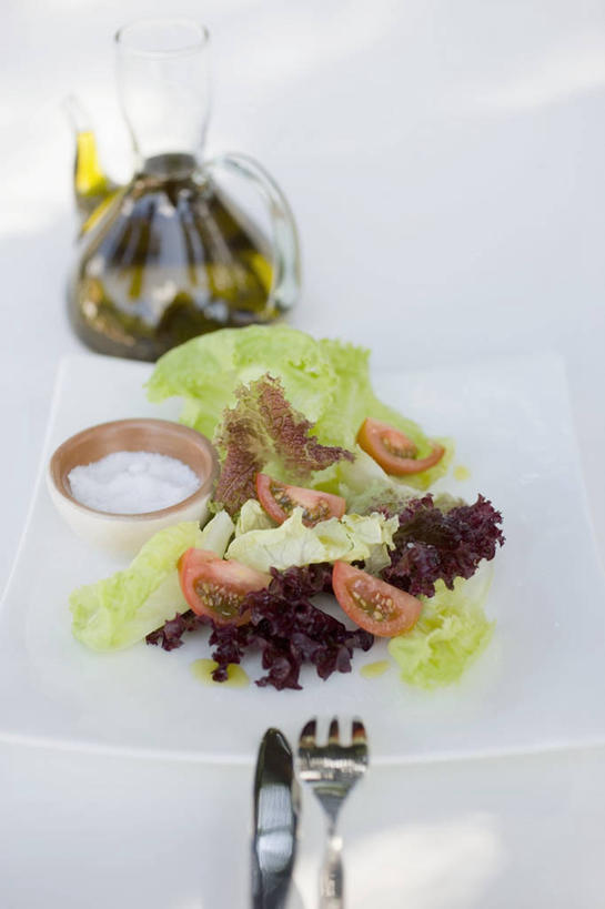 无人,竖图,俯视,室内,特写,白天,白色背景,蔬菜,西红柿,小番茄,椰菜,卷心菜,餐具,阴影,新鲜,反射,叉子,刀叉,刀子,碟子,盘,影子,紫甘蓝,生食,蔬菜沙拉,沙拉,食品,色拉,沙律,紫包菜,食物,盘子,碟,赤甘蓝,甘蓝,摄影,有机食品,绿色食品,影棚,色拉酱,餐刀,千岛酱,紫椰菜,餐叉,紫圆白菜,小西红柿,樱桃小番茄,珍珠小番茄,进餐用具,樱桃番茄,圣女果,结球甘蓝,红甘蓝,甘兰,番茄,包心菜,彩图,高角度拍摄,影棚拍摄,拍摄