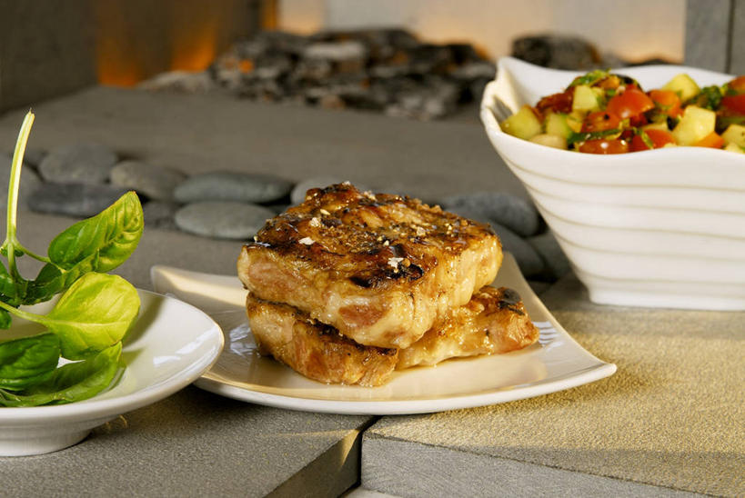 无人,横图,俯视,室内,特写,白天,餐桌,桌子,黄瓜,蔬菜,西红柿,餐具,叶子,一堆,许多,阴影,堆叠,堆积,朦胧,模糊,新鲜,反射,碟子,盘,影子,陶瓷,调料,酱料,酱汁,肉,佐料,食品,绿叶,陶瓷制品,调味品,调味料,酱,辣酱,肉类,食物,白色,盘子,容器,碟,碗,嫩叶,有机食品,绿色食品,餐台,储藏,堆,辣椒酱,储存,肉食,叶,叶片,青瓜,胡瓜,番茄,彩图,高角度拍摄,贮存