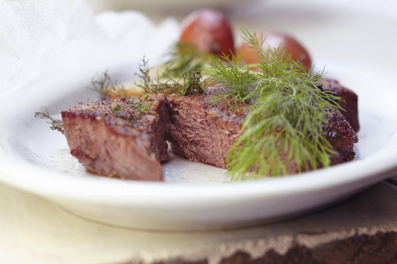 无人,横图,俯视,室内,特写,白天,白色背景,烹饪,西餐,餐桌,桌子,蔬菜,土豆,阴影,朦胧,模糊,新鲜,反射,影子,陶瓷,调味,肉,香料,佐料,牛排,牛肉,料理,食品,陶瓷制品,菜肴,美食,肉类,食物,一个,白色,容器,碗,西式,摄影,佳肴,有机食品,绿色食品,影棚,单个,餐台,储藏,配料,储存,肉食,莳萝,馍馍蛋,作料,洋茴香,土茴香,洋芋,山药蛋,马铃薯,彩图,高角度拍摄,影棚拍摄,拍摄,贮存