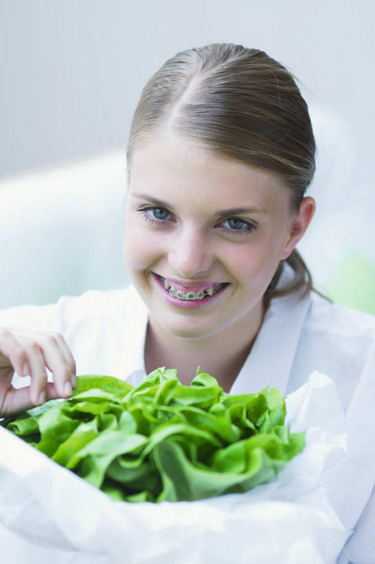 西方人,儿童,脸,头,脸颊,一个人,坐,笑,微笑,露齿笑,竖图,俯视,室内,特写,白天,纯洁,餐桌,桌子,蔬菜,欧洲,欧洲人,仅一个女性,仅一个人,一堆,许多,握,阴影,堆叠,堆积,服装,朦胧,模糊,新鲜,反射,影子,生菜,莴苣,食品,注视,休闲装,肩膀,食物,小孩,衣服,绿色,观察,看,仅一个小孩,休闲,休闲服,可爱,童年,童趣,握着,服饰,有机食品,绿色食品,餐台,观看,堆,察看,关注,童真,烂漫,无邪,春菜,鹅仔菜,莴仔菜,千金菜,叶用莴苣,奶油生菜,天真,女孩,女人,女性,白种人,孩子,头部,脸部,脸蛋,面部,坐着,半身,彩图,高角度拍摄,女生