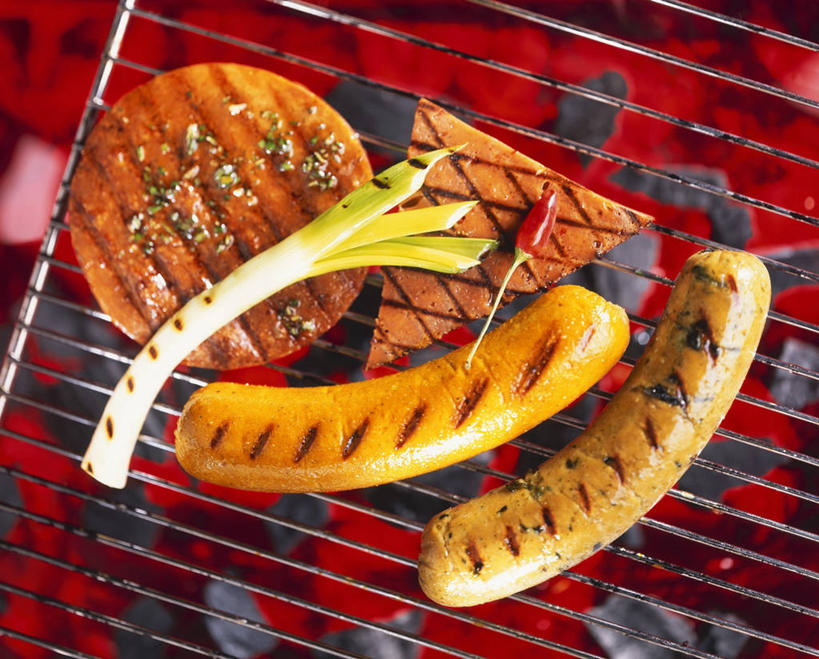 豆腐,无人,横图,俯视,室内,特写,白天,烧烤,热情,蔬菜,火,阴影,新鲜,反射,火焰,影子,葱,青葱,调味,肉,香肠,香料,佐料,食品,烤架,腊肠,烤肉,燃烧,肉类,食物,铁架,有机食品,绿色食品,配料,豆制品,肉食,作料,彩图,高角度拍摄