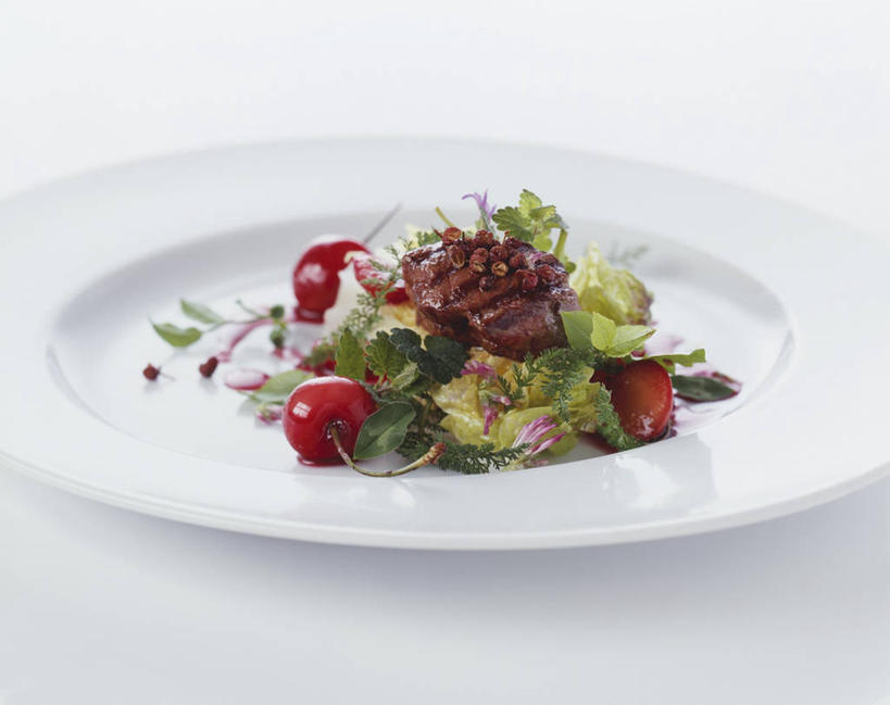 无人,横图,俯视,室内,特写,白天,白色背景,烹饪,西餐,餐桌,桌子,樱桃,餐具,水果,阴影,新鲜,反射,碟子,盘,影子,醋,调料,肉,生食,料理,食品,果实,调味品,调味料,菜肴,美食,肉类,食物,一个,红色,白色,盘子,碟,西式,摄影,佳肴,有机食品,绿色食品,影棚,单个,餐台,肉食,食醋,鹿肉,苦酒,醯,樱珠,莺桃,英桃,楔桃,牛桃,荆桃,彩图,高角度拍摄,影棚拍摄,拍摄