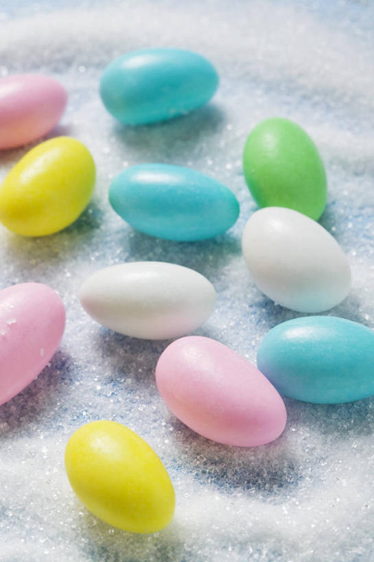 无人,竖图,俯视,彩色,室内,特写,白天,餐桌,桌子,复活节,许多,阴影,节日,庆祝,反射,影子,蛋,调料,糖,调味品,调味料,文化,排列,白色,庆典,餐台,纪念,彩蛋,复活节彩蛋,摆列,彩图,高角度拍摄,布列,分列