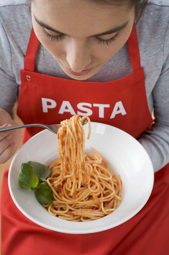 面食,面条,意大利面,西方人,一个人,坐,捧,竖图,俯视,室内,特写,白天,西餐,餐具,叶子,欧洲,欧洲人,仅一个年轻女性,仅一个女性,仅一个人,一堆,许多,阴影,堆叠,堆积,服装,反射,叉子,围裙,影子,陶瓷,调料,酱料,酱汁,面,茄汁,佐料,料理,食品,绿叶,陶瓷制品,调味品,调味料,注视,休闲装,番茄酱,酱,食物,一个,衣服,红色,白色,容器,碗,低头,观察,看,休闲,休闲服,嫩叶,西式,服饰,单个,观看,储藏,堆,察看,储存,关注,餐叉,年轻女性,女人,女性,白种人,叶,叶片,进餐用具,端,端着,捧着,手捧,坐着,半身,彩图,高角度拍摄,贮存