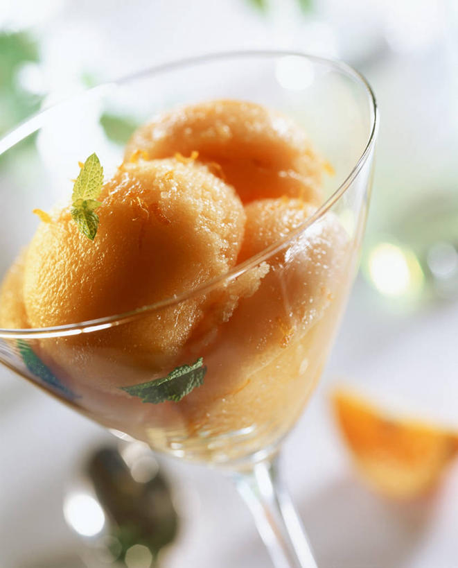 无人,竖图,俯视,室内,特写,白天,餐桌,桌子,柑橘,杯子,水果,阴影,朦胧,模糊,新鲜,反射,高脚杯,影子,生食,食品,冰激凌,果实,清凉,玻璃制品,食物,一个,酒杯,冷饮,舒服,橙色,冰淇淋,有机食品,绿色食品,单个,餐台,解暑,解渴,雪糕,舒爽,冰糕,消暑,鸡尾酒杯,玻璃杯,橘子,桔子,橙子,橙,彩图,高角度拍摄