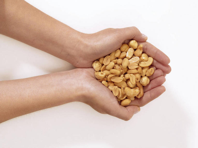 西方人,手,一个人,捧,横图,俯视,室内,特写,白天,白色背景,植物,豆,花生,欧洲,欧洲人,双手,仅一个男性,仅一个人,一堆,许多,阴影,堆叠,堆积,反射,影子,豆类,豆子,坚果,仅一个年轻男性,手部,摄影,长生果,影棚,堆,花生仁,豆科,落花生,落生,男人,男性,年轻男性,白种人,花生米,花生豆,端,端着,捧着,手捧,半身,彩图,高角度拍摄,影棚拍摄,拍摄