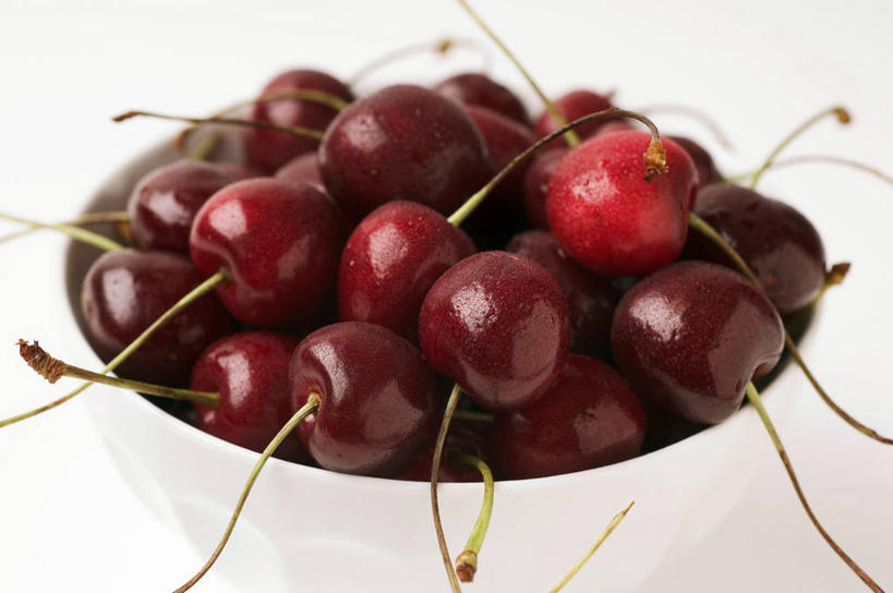 无人,横图,俯视,室内,特写,白天,白色背景,餐桌,桌子,樱桃,水果,一堆,许多,阴影,堆叠,堆积,朦胧,模糊,新鲜,反射,影子,陶瓷,生食,食品,果实,陶瓷制品,食物,一个,红色,白色,容器,碗,摄影,有机食品,绿色食品,影棚,单个,餐台,储藏,堆,储存,樱珠,莺桃,英桃,楔桃,牛桃,荆桃,彩图,高角度拍摄,影棚拍摄,拍摄,贮存