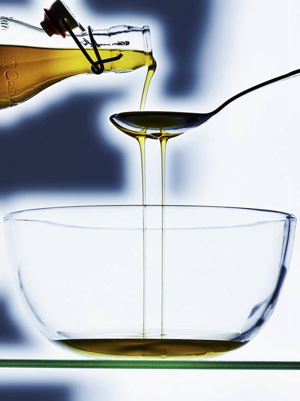 无人,竖图,室内,特写,白天,白色背景,正面,餐桌,桌子,玻璃,阴影,反射,影子,勺子,食用油,油,橄榄油,玻璃制品,一个,玻璃瓶,瓶子,容器,调羹,汤匙,碗,摄影,影棚,单个,餐台,储藏,储存,植物油,彩图,影棚拍摄,拍摄,贮存