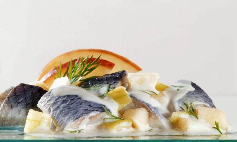 海鲜,无人,横图,室内,特写,白天,白色背景,正面,烹饪,西餐,餐桌,桌子,苹果,水果,阴影,新鲜,反射,影子,调味,肉,生食,香料,鱼肉,佐料,料理,食品,果实,水产,菜肴,美食,肉类,海洋生物,食物,西式,摄影,佳肴,有机食品,绿色食品,影棚,餐台,鲱鱼,迷迭香,配料,水生动物,海产品,水生物,肉食,海底动物,海洋之露,作料,太平洋鲱鱼,彩图,影棚拍摄,拍摄