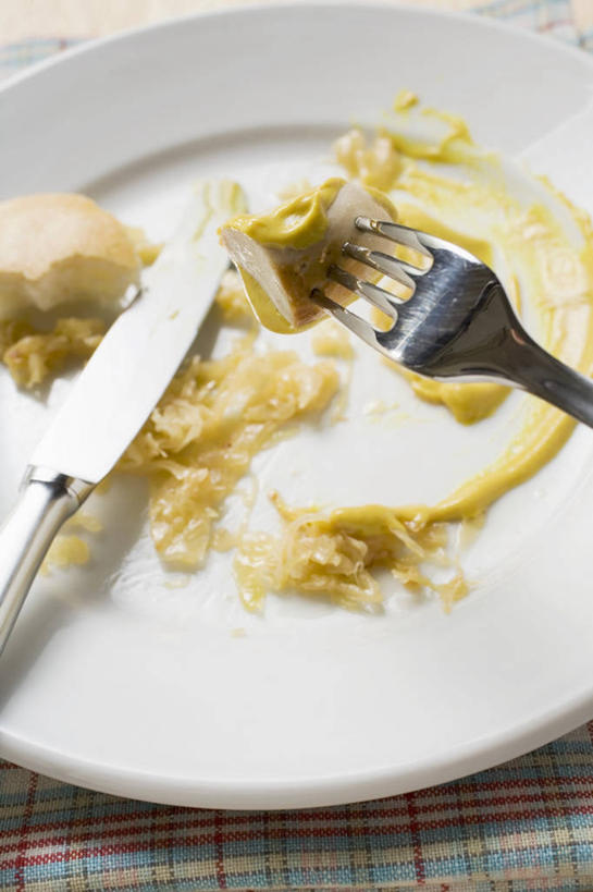 点心,面包,无人,竖图,俯视,室内,特写,白天,餐桌,桌子,蔬菜,椰菜,卷心菜,餐具,金属制品,阴影,新鲜,反射,金属,叉子,刀叉,刀子,碟子,盘,影子,调料,酱料,酱汁,佐料,食品,面点,调味品,调味料,酱,食物,糕点,白色,盘子,碟,甘蓝,有机食品,绿色食品,餐台,餐刀,餐叉,进餐用具,结球甘蓝,甘兰,包心菜,彩图,高角度拍摄