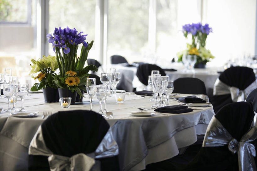 无人,餐厅,横图,室内,白天,正面,爱情,幸福,太阳,餐桌,窗户,桌子,向日葵,杯子,阴影,盛开,反射,布料,影子,花蕾,布纹,玻璃窗,玻璃制品,桌布,花,花瓣,花朵,鲜花,餐巾,水杯,台布,花苞,花蕊,餐台,光辉,沉默,忠诚,勇敢,投缘,爱慕,高傲,朝阳花,葵花,望日莲,向阳花,转日莲,玻璃杯,彩图,餐馆,饭店,饭馆