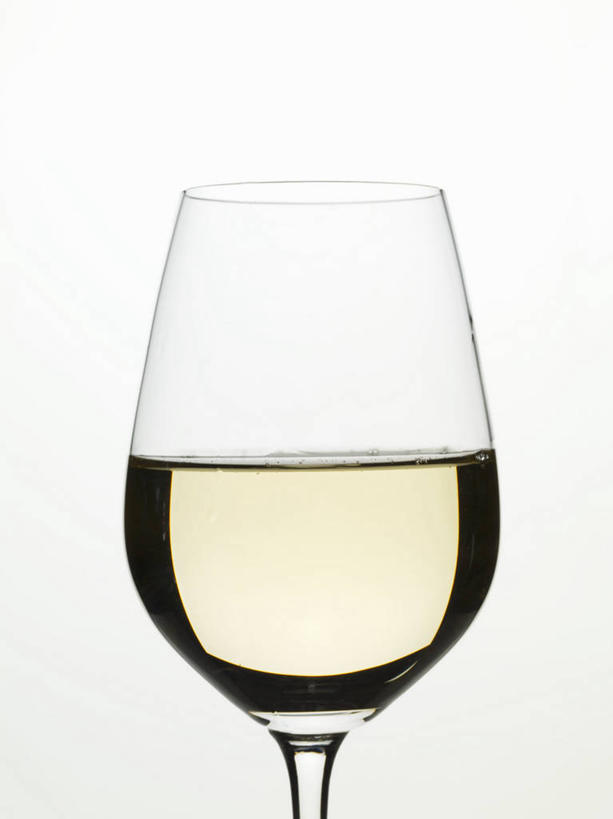 红酒,葡萄酒,无人,竖图,室内,特写,白天,白色背景,正面,杯子,阴影,反射,高脚杯,影子,红酒杯,白葡萄酒,酒类,一杯,玻璃制品,酒,饮料,酒杯,摄影,影棚,葡萄酒杯,玻璃杯,彩图,影棚拍摄,拍摄