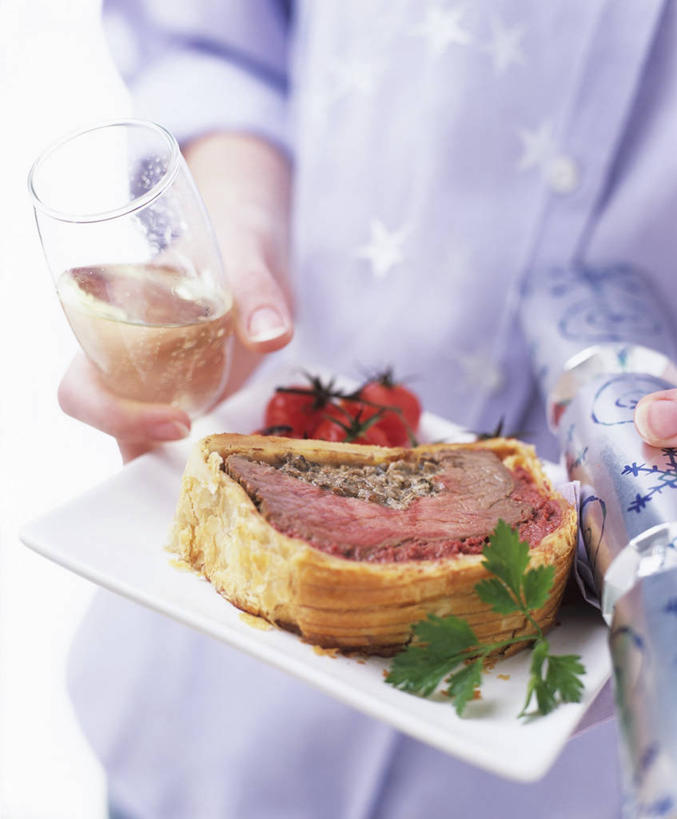 点心,面包,葡萄酒,西方人,手,一个人,捧,竖图,俯视,室内,特写,白天,奢侈,快乐,蔬菜,西红柿,杯子,餐具,欧洲,欧洲人,仅一个年轻女性,仅一个女性,仅一个人,阴影,服装,新鲜,反射,碟子,高脚杯,盘,影子,食品,面点,一杯,浪漫,休闲装,玻璃制品,酒,食物,糕点,饮料,衣服,白色,盘子,酒杯,碟,香槟,休闲,手部,休闲服,诱惑,摄影,服饰,有机食品,绿色食品,影棚,香槟杯,气泡酒,起泡酒,汽酒,年轻女性,女人,女性,白种人,玻璃杯,番茄,端,端着,捧着,手捧,半身,彩图,高角度拍摄,影棚拍摄,高兴,欢笑,拍摄