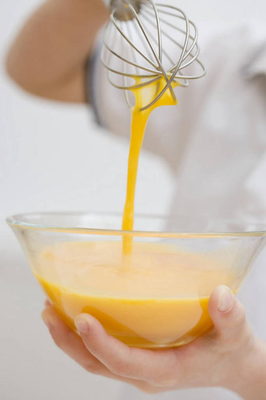 西方人,手,一个人,站,举,竖图,室内,特写,白天,白色背景,正面,工作服,制服,烹饪,厨具,玻璃,金属制品,欧洲,欧洲人,双手,仅一个年轻女性,仅一个女性,仅一个人,倒,阴影,朦胧,模糊,反射,金属,影子,蛋黄,玻璃制品,一个,黄色,白色,容器,打蛋器,搅拌器,碗,托,站着,手部,摄影,影棚,单个,储藏,储存,烹饪用具,工作制服,手动打蛋器,年轻女性,女人,女性,白种人,烹调用具,举起,举手,举着,烹调,向上举,向上伸,向上托,站立,半身,彩图,影棚拍摄,工作套服,拍摄,贮存