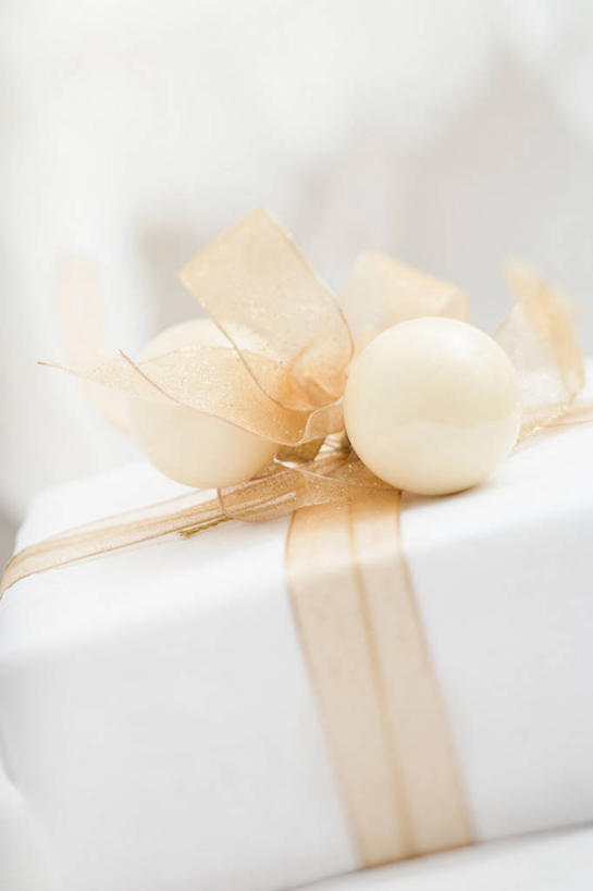 无人,竖图,俯视,室内,特写,白天,礼盒,礼物,阴影,朦胧,模糊,装饰,反射,丝绸,丝带,影子,纸盒,缎带,绸带,盒子,一个,包装盒,礼品盒,礼品,单个,华丽,修饰,点缀,衬托,美观,雅致,雅观,彩图,高角度拍摄