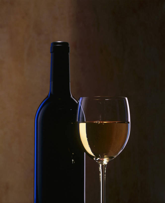 红酒,葡萄酒,无人,竖图,室内,特写,白天,正面,杯子,阴影,反射,高脚杯,影子,红酒杯,白葡萄酒,酒类,一杯,红酒瓶,玻璃制品,酒,酒瓶,饮料,一个,玻璃瓶,酒杯,瓶子,摄影,影棚,褐色背景,单个,葡萄酒杯,葡萄酒瓶,玻璃杯,彩图,影棚拍摄,拍摄