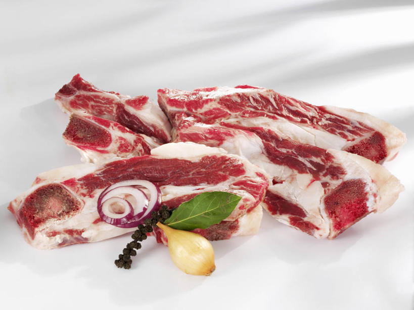 骨骼,无人,横图,俯视,室内,特写,白天,白色背景,桌面,桌子,蔬菜,洋葱,叶子,阴影,新鲜,反射,木制,影子,肉,牛肉,食品,绿叶,骨头,肉类,食物,木制品,嫩叶,摄影,有机食品,绿色食品,影棚,骨架,玉葱,肉食,叶,叶片,圆葱,洋葱头,球葱,葱头,彩图,高角度拍摄,影棚拍摄,拍摄