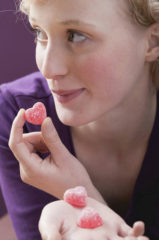 西方人,脸,头,脸颊,手,一个人,笑,微笑,竖图,室内,特写,白天,正面,爱情,欧洲,欧洲人,双手,仅一个年轻女性,仅一个女性,仅一个人,握,服装,爱心,朦胧,模糊,食品,糖,糖果,甜点,甜品,软糖,浪漫,拿,拿着,注视,休闲装,食物,衣服,红色,甜食,观察,看,休闲,温暖,温馨,心形,手部,休闲服,恩爱,握着,服饰,观看,和睦,察看,关注,年轻女性,女人,女性,白种人,心型,头部,脸部,脸蛋,面部,半身,彩图,融洽