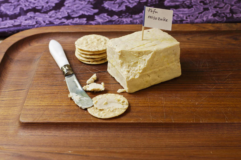 点心,无人,横图,俯视,室内,特写,白天,幸福,桌面,桌子,紫罗兰,金属制品,一堆,许多,阴影,堆叠,堆积,盛开,反射,金属,木制,布料,工具,影子,黄油,食品,案板,刀具,很多,清凉,花蕾,布纹,砧板,桌布,花,花瓣,花朵,鲜花,食物,餐巾,木制品,台布,刀,饼干,零食,夏天,花苞,花蕊,堆,乳制品,菜刀,白脱油,永恒,质朴,切菜刀,美德,乳脂,草紫罗兰,草桂花,彩图,高角度拍摄