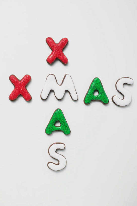 点心,无人,竖图,俯视,室内,特写,白天,白色背景,桌面,桌子,圣诞节,一排,阴影,节日,庆祝,整齐,并列,并排,反射,木制,英文,标志,文字,影子,字符,字母,食品,曲奇,文化,标识,食物,排列,木制品,饼干,零食,庆典,摄影,影棚,纪念,英文字母,队列,平行,曲奇饼,曲奇饼干,彩图,高角度拍摄,影棚拍摄,拍摄