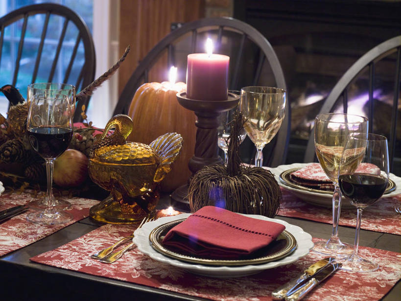 红酒,葡萄酒,无人,横图,俯视,室内,特写,白天,桌面,桌子,杯子,餐具,蜡烛,阴影,节日,庆祝,光线,木制,叉子,刀叉,刀子,碟子,高脚杯,火焰,盘,影子,烛光,红酒杯,白葡萄酒,酒类,燃烧,文化,玻璃制品,酒,饮料,盘子,酒杯,木制品,碟,点燃,庆典,纪念,葡萄酒杯,餐刀,餐叉,感恩节,玻璃杯,进餐用具,彩图,高角度拍摄