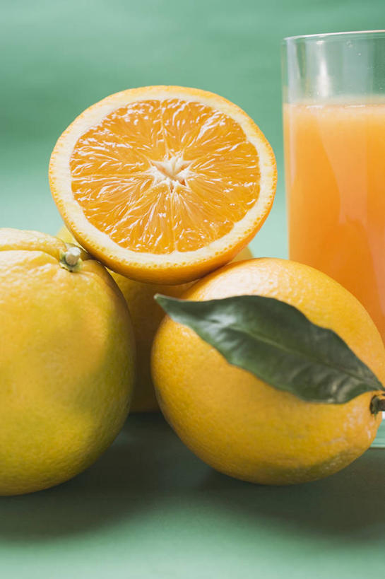 果汁,无人,竖图,俯视,室内,特写,白天,桌面,桌子,柑橘,杯子,水果,叶子,绿色背景,阴影,新鲜,反射,木制,影子,生食,橙汁,食品,果实,绿叶,饮品,玻璃制品,食物,饮料,一个,木制品,水杯,嫩叶,摄影,有机食品,绿色食品,影棚,单个,可口,适口,叶,叶片,玻璃杯,橘子,桔子,橙子,橙,彩图,高角度拍摄,影棚拍摄,拍摄