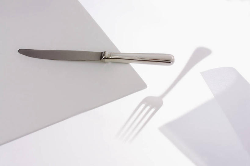 无人,横图,俯视,室内,特写,白天,白色背景,桌面,桌子,静物,餐具,金属制品,阴影,反射,金属,木制,叉子,刀叉,刀子,影子,餐巾,木制品,摄影,影棚,餐刀,餐叉,保洁方巾,口布,进餐用具,彩图,高角度拍摄,影棚拍摄,拍摄