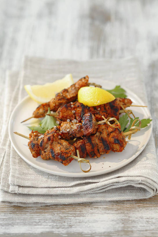 无人,竖图,俯视,室内,特写,白天,桌面,桌子,柠檬,餐具,水果,叶子,阴影,花纹,新鲜,反射,木制,布,碟子,盘,图案,影子,肉,生食,食品,果实,绿叶,布纹,猪肉,肉类,竹签,食物,一个,盘子,木制品,碟,嫩叶,有机食品,绿色食品,单个,布匹,肉食,豚肉,取食签,叶,叶片,益母果,柠果,彩图,高角度拍摄