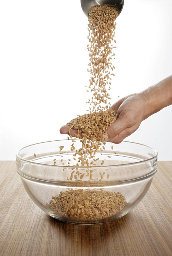 西方人,手,一个人,捧,竖图,俯视,室内,特写,白天,白色背景,农作物,小麦,桌面,桌子,玻璃,欧洲,欧洲人,仅一个年轻女性,仅一个女性,仅一个人,阴影,反射,木制,铲子,影子,谷物,玻璃制品,一个,木制品,容器,碗,手部,摄影,麦子,影棚,单个,储藏,单手,储存,下降,降落,降低,下跌,下落,年轻女性,女人,女性,白种人,端,端着,捧着,手捧,半身,彩图,高角度拍摄,影棚拍摄,拍摄,贮存