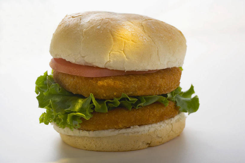 点心,面包,无人,横图,俯视,室内,特写,白天,白色背景,烹饪,西餐,餐桌,桌面,桌子,蔬菜,西红柿,阴影,新鲜,反射,木制,影子,生菜,莴苣,鸡肉,肉,汉堡,料理,食品,面点,菜肴,美食,肉类,食物,糕点,一个,木制品,快餐,西式,摄影,佳肴,有机食品,绿色食品,影棚,单个,餐台,肉食,西式快餐,垃圾食品,小圆面包,春菜,鹅仔菜,莴仔菜,千金菜,叶用莴苣,番茄,彩图,高角度拍摄,影棚拍摄,拍摄