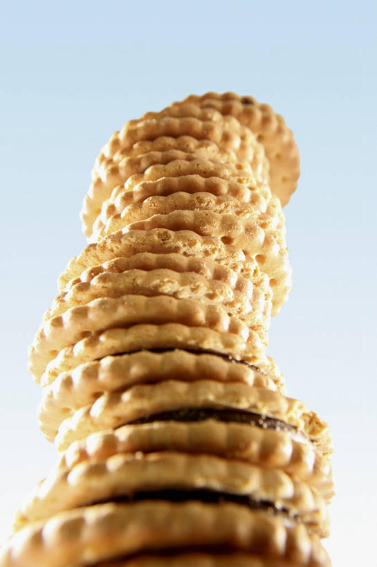 点心,无人,竖图,室内,特写,白天,仰视,桌面,桌子,一排,许多,阴影,蓝色背景,整齐,反射,木制,影子,食品,曲奇,很多,食物,排列,木制品,饼干,零食,摄影,影棚,堆,队列,曲奇饼,曲奇饼干,彩图,低角度拍摄,影棚拍摄,拍摄