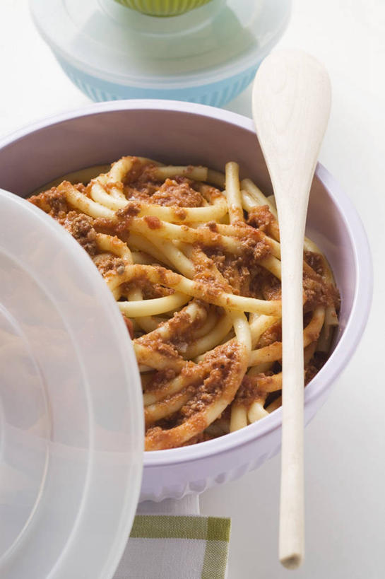 面食,面条,意大利面,无人,竖图,俯视,室内,特写,白天,西餐,桌面,桌子,阴影,反射,木制,盖子,影子,勺子,陶瓷,调料,酱料,酱汁,面,肉,佐料,料理,食品,陶瓷制品,调味品,调味料,酱,肉类,食物,木制品,容器,调羹,汤匙,碗,西式,储藏,储存,肉食,彩图,高角度拍摄,贮存