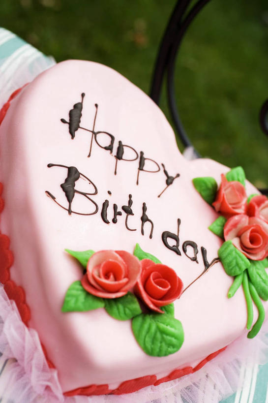 点心,无人,竖图,俯视,室外,特写,白天,爱情,幸福,纯洁,热情,草地,草坪,植物,桌面,桌子,玫瑰,蜡烛,阴影,爱心,朦胧,模糊,装饰,盛开,反射,光线,木制,英文,标志,火焰,文字,影子,烛光,字符,字母,食品,玫瑰花,浪漫,燃烧,花蕾,文化,标识,草,花,花瓣,花朵,鲜花,食物,糕点,绿色,木制品,生日蛋糕,花苞,花蕊,点燃,祈祷,温暖,温馨,心形,恩爱,许愿,纪念,英文字母,华丽,修饰,祈求,点缀,和睦,感动,衬托,美观,雅致,雅观,尊敬,平安,天真,刺玫花,徘徊花,心型,彩图,高角度拍摄,融洽,蛋糕