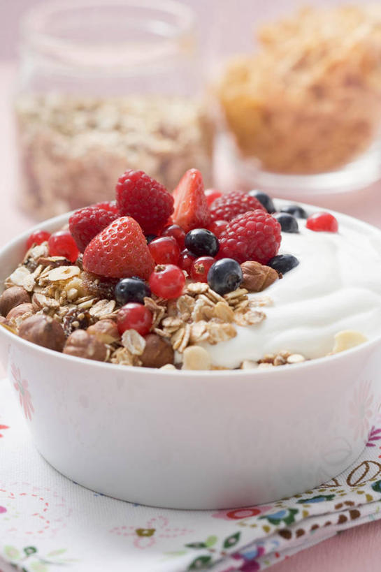 牛奶,无人,竖图,俯视,室内,特写,白天,早餐,桌面,桌子,草莓,浆果,蓝莓,水果,纺织品,阴影,朦胧,模糊,新鲜,反射,木制,布,影子,陶瓷,桑葚,谷物,生食,食品,果实,陶瓷制品,织物,饮品,营养,酸奶,美食,饮食,食物,饮料,木制品,容器,碗,覆盆子,保健,有机食品,绿色食品,储藏,布匹,麦片,乳制品,奶,储存,燕麦片,发酵,优格,优酪乳,卡其布,洋莓,水果皇后,山都柿,蓝浆果,蓝靛果,红莓,地莓,彩图,高角度拍摄,贮存