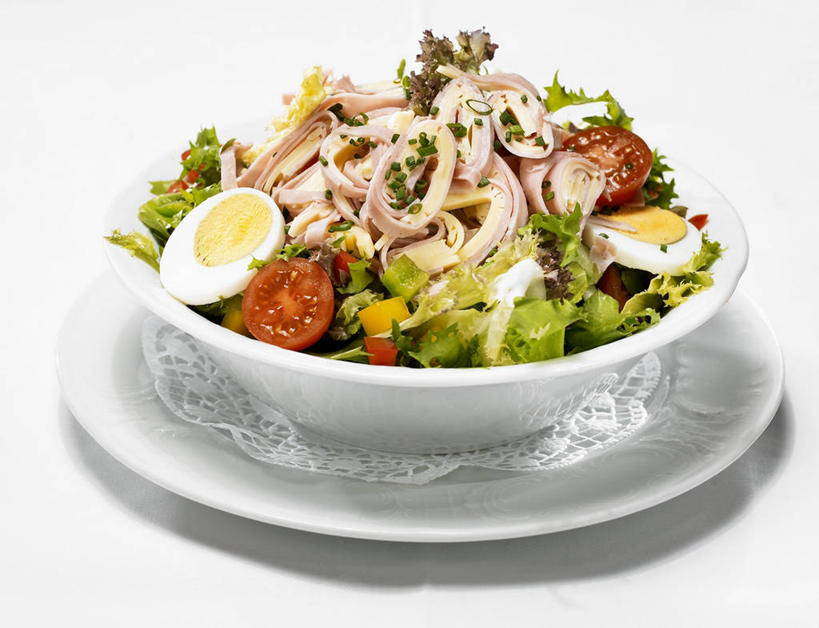 奶酪,无人,横图,俯视,室内,特写,白天,白色背景,餐桌,桌子,蔬菜,西红柿,小番茄,洋葱,餐具,一堆,阴影,堆叠,堆积,新鲜,反射,碟子,盘,影子,陶瓷,蛋,鸡蛋,肉,生食,蔬菜沙拉,干酪,起司,沙拉,食品,陶瓷制品,芝士,营养,色拉,火腿,猪肉,沙律,肉类,食物,腌制,两个,盘子,容器,碟,碗,乳酪,摄影,有机食品,绿色食品,影棚,餐台,色拉酱,储藏,堆,乳制品,储存,玉葱,千岛酱,发酵,肉食,豚肉,草鸡蛋,卵,熏制,火肉,兰熏,猪腿,小西红柿,樱桃小番茄,珍珠小番茄,圆葱,樱桃番茄,洋葱头,圣女果,球葱,番茄,葱头,彩图,高角度拍摄,影棚拍摄,拍摄,贮存