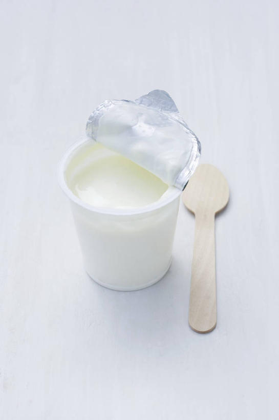 牛奶,无人,竖图,俯视,室内,特写,白天,白色背景,餐桌,桌子,杯子,阴影,反射,木制,影子,勺子,塑料,饮品,一杯,营养,酸奶,饮料,两个,白色,木制品,塑料制品,调羹,汤匙,摄影,影棚,餐台,塑料杯,乳制品,奶,发酵,优格,优酪乳,彩图,高角度拍摄,影棚拍摄,拍摄