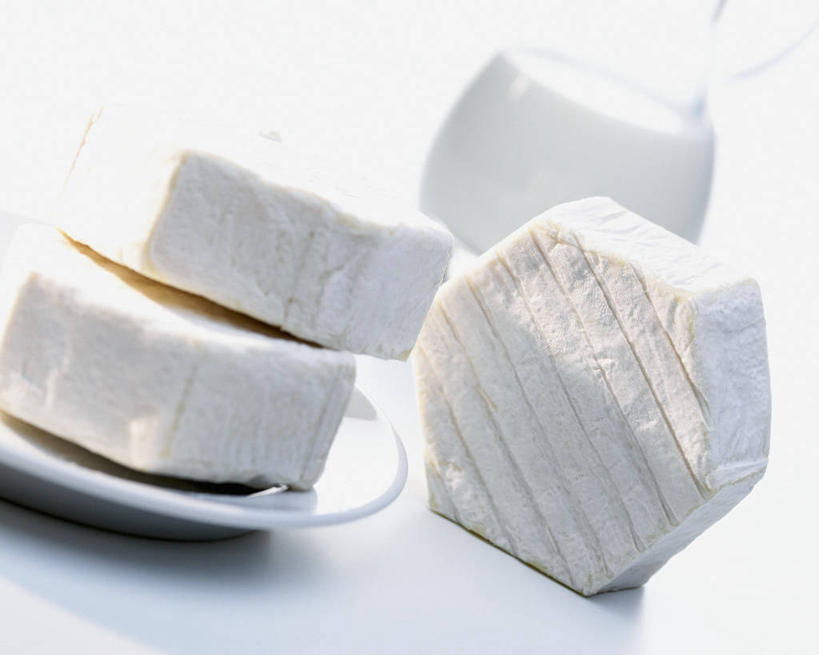 奶酪,牛奶,无人,横图,俯视,室内,特写,白天,白色背景,餐桌,桌子,杯子,餐具,阴影,反射,碟子,盘,影子,干酪,起司,饮品,芝士,一杯,营养,玻璃制品,饮料,两个,白色,盘子,水杯,碟,乳酪,摄影,影棚,餐台,乳制品,奶,牛乳,发酵,安神,玻璃杯,彩图,高角度拍摄,影棚拍摄,拍摄