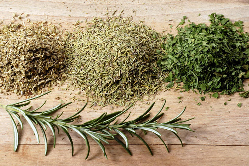 无人,横图,俯视,室内,特写,白天,植物,桌面,桌子,叶子,一堆,阴影,堆叠,堆积,反射,木制,影子,调味,香料,佐料,绿叶,草药,中药,绿色,木制品,香草,嫩叶,堆,罗勒,迷迭香,配料,紫苏,药材,中草药,九层塔,圣约瑟夫草,甜罗勒,兰香,中药材,本草,海洋之露,作料,叶,叶片,彩图,高角度拍摄