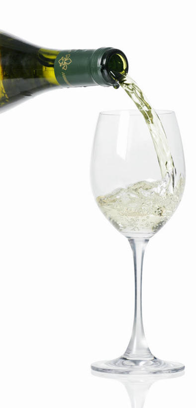 红酒,葡萄酒,无人,竖图,俯视,室内,特写,白天,白色背景,餐桌,桌子,杯子,倒,阴影,反射,高脚杯,影子,红酒杯,白葡萄酒,酒类,一杯,玻璃制品,酒,酒瓶,饮料,两个,玻璃瓶,酒杯,瓶子,摄影,影棚,餐台,葡萄酒杯,玻璃杯,彩图,高角度拍摄,影棚拍摄,拍摄