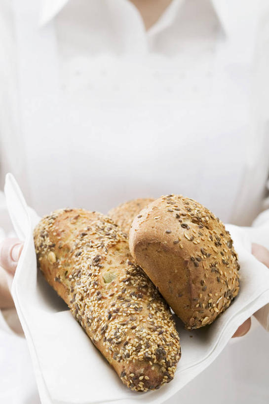 点心,面包,西方人,手,一个人,捧,竖图,俯视,室内,特写,白天,衬衫,欧洲,欧洲人,双手,仅一个年轻女性,仅一个女性,仅一个人,一堆,堆叠,堆积,服装,食品,面点,食物,糕点,衣服,白色,餐巾,手部,服饰,堆,衣着,穿着,衣饰,保洁方巾,口布,年轻女性,女人,女性,白种人,端,端着,捧着,手捧,半身,彩图,高角度拍摄,衬衣