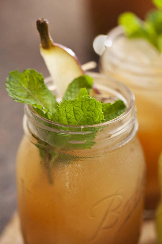 无人,竖图,俯视,室内,特写,白天,餐桌,桌子,梨,水果,叶子,玻璃,阴影,朦胧,模糊,新鲜,装饰,反射,影子,生食,食品,果实,绿叶,玻璃制品,食物,两个,玻璃瓶,瓶子,嫩叶,香梨,有机食品,绿色食品,餐台,华丽,修饰,点缀,广口瓶,衬托,美观,雅致,雅观,叶,叶片,生梨,彩图,高角度拍摄