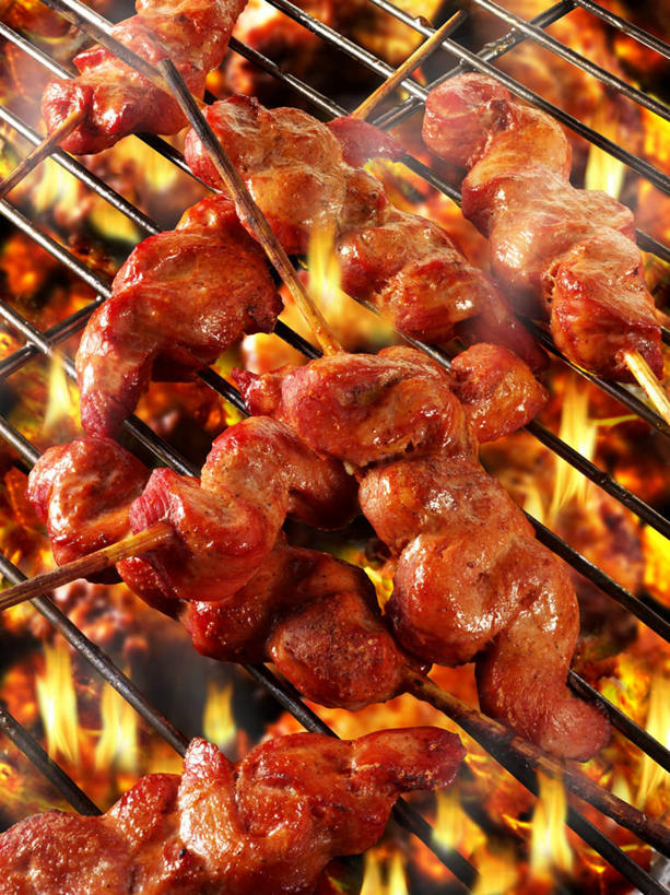 无人,竖图,俯视,室内,特写,白天,烧烤,热情,餐桌,桌子,火,阴影,朦胧,模糊,反射,火焰,影子,肉,烤架,烤肉,燃烧,猪肉,肉类,竹签,铁架,餐台,肉食,豚肉,取食签,彩图,高角度拍摄