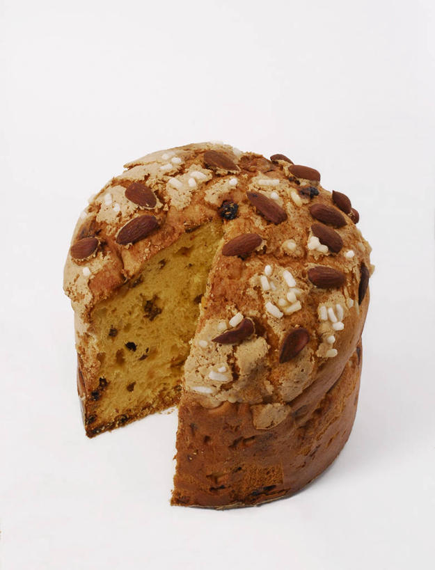 点心,无人,竖图,俯视,室内,特写,白天,白色背景,下午茶,餐桌,桌子,杏仁,一块,切开,阴影,反射,影子,食品,食物,糕点,切,摄影,影棚,餐台,剖面,切面,杏子,杏梅仁,杏核仁,木落子,苦杏仁,彩图,高角度拍摄,影棚拍摄,拍摄,蛋糕